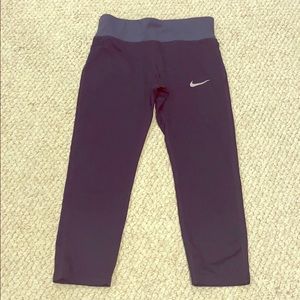 Nike women’s navy dri-fit Capri tights, size M.